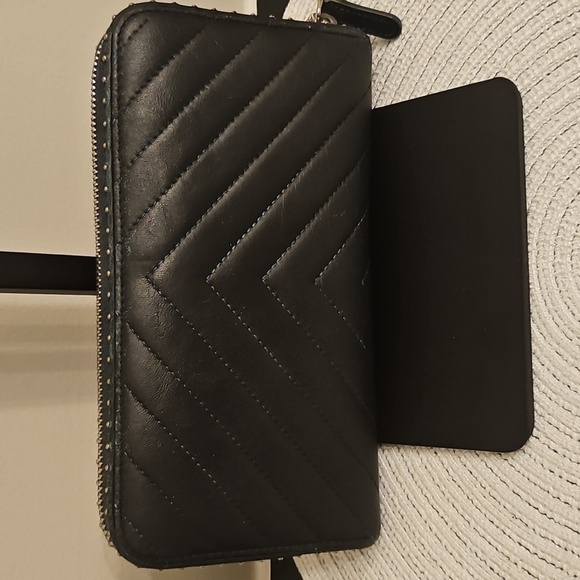 Chanel Black Chevron Lambskin Wallet with Logo - Picture 2 of 12